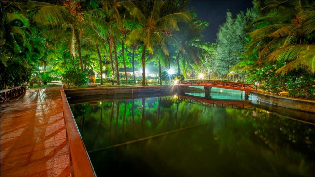 Hotel Ocean Spray Kālapettai Exterior foto