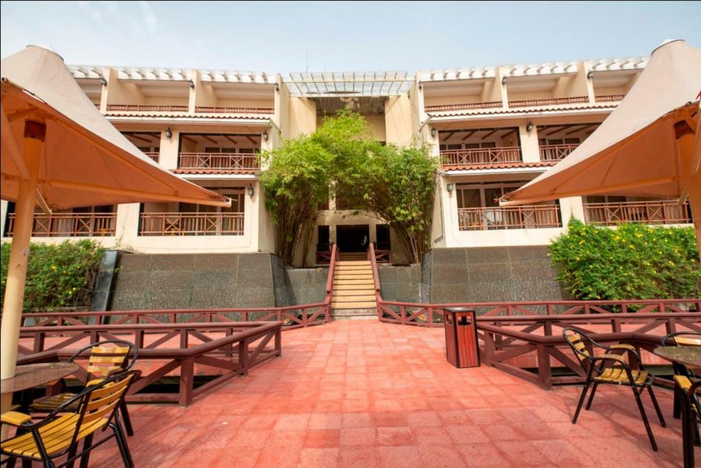 Hotel Ocean Spray Kālapettai Exterior foto